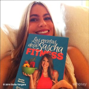 Sofía Vergara publica foto con el libro de Sascha Fitness