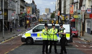 Tres policías británicos detenidos por acceder a pornografía con el móvil