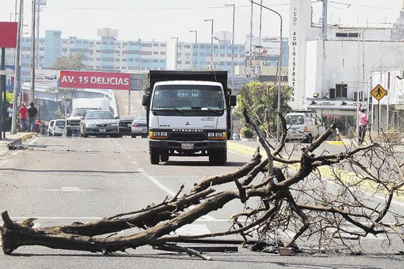 Maracaibo con trancas y pocos comercios abiertos (Foto)