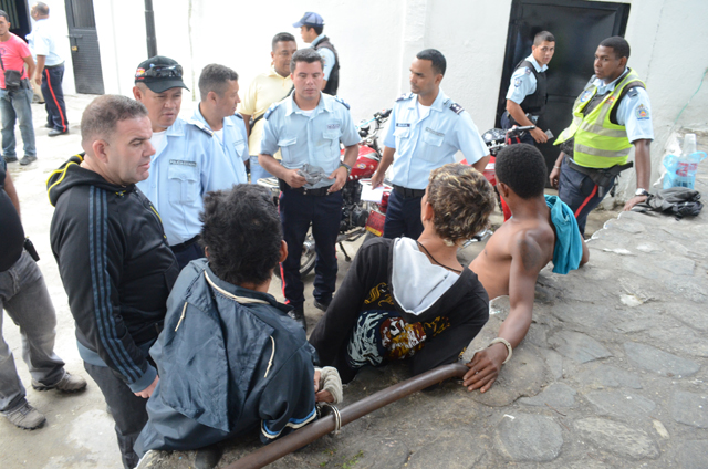 Polivargas frustra robo a bañistas en Playa Los Ángeles