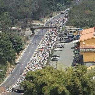 Miles de personas salieron en Los Teques (Fotos)