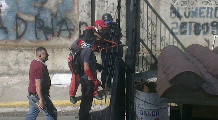 “Colectivos de paz” atacan residencia en Mérida ante la mirada de la GNB (Video)