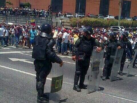 Despierta Guarenas con cadena humana y GNB intenta controlarla (Fotos)