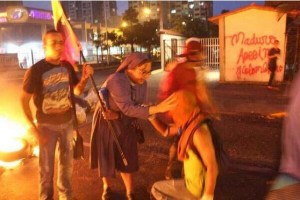 Monja reparte bendiciones a los manifestantes (Foto)