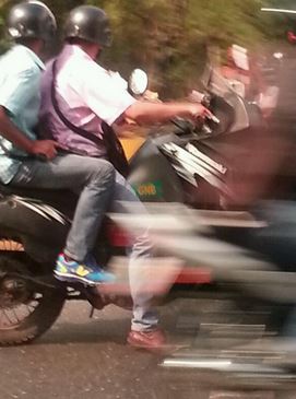 FOTO: Paramilitares armados en motos de la GNB cerca de la UCV