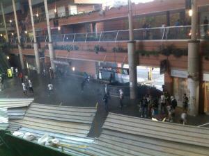 La GNB también lanza bombas lacrimógenas adentro del Centro Comercial San Ignacio