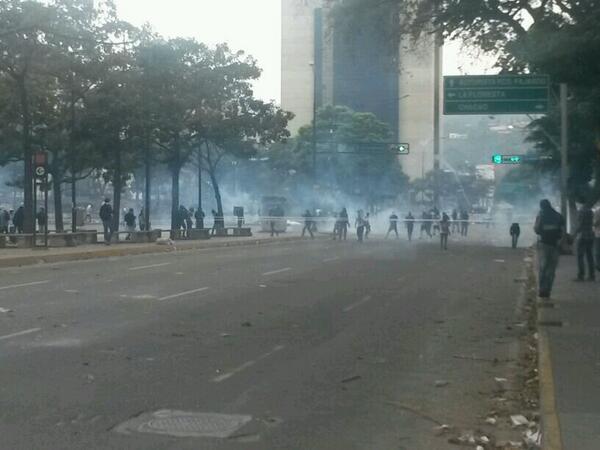 Accesos a la Plaza Altamira están cerrados por barricadas  (Fotos)