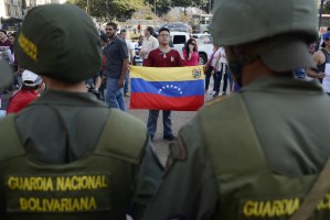 Leopoldo López cumple un mes detenido; las tropas siguen en Chacao