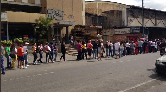 Así fue la cola para comprar en el Plan Suarez de La Trinidad (Fotos)