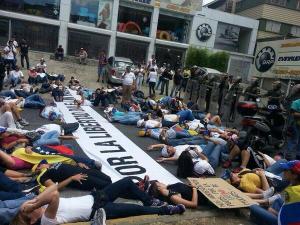 En silencio por los caídos protestaron frente a Conatel (Fotos)