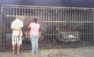 “Colectivos de paz” queman y destrozan más de 20 carros en urbanización de Maracay (Fotos)