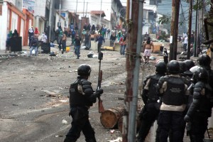 Con gases, tiros y gritos atacaron para quitar barricadas en San Cristóbal