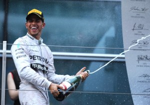 Así celebró Hamilton en China su tercera victoria consecutiva (Fotos)