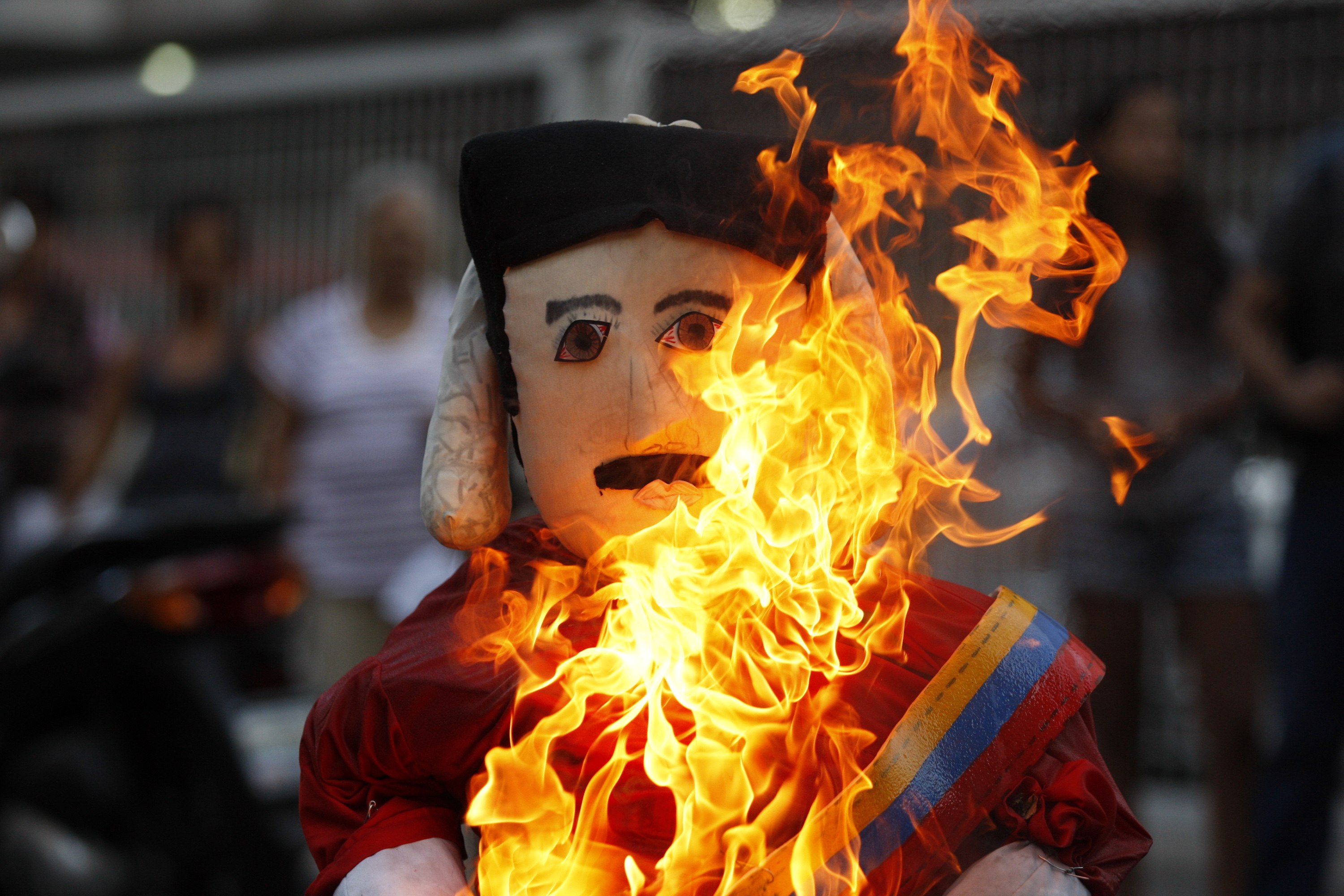 “Nicolás Maduro” arde en la hoguera