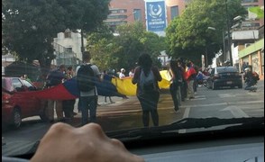 Mega bandera de Venezuela se pasea por Chacao (Fotos)
