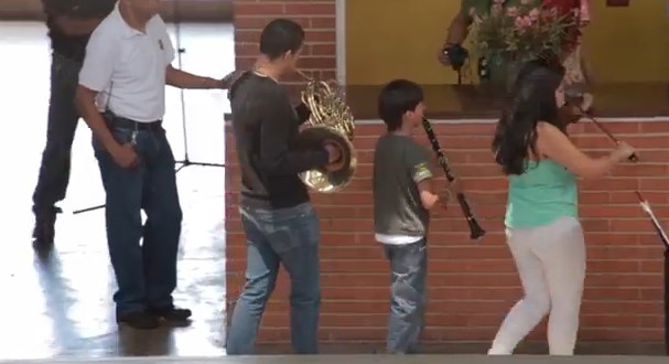 Orquesta Sinfónica Juvenil sorprende a vecinos de Chacao con conmovedor concierto (Video)