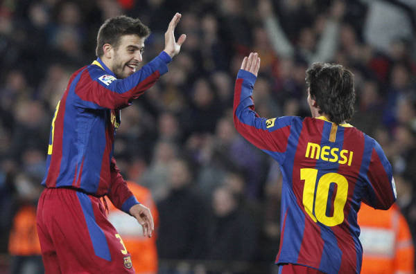 Por qué se quebró la relación entre Messi y Piqué: traición y un dardo en una pizarra