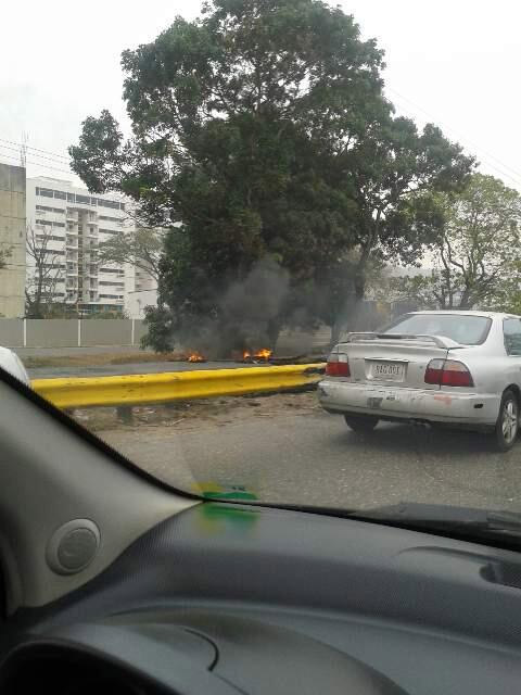 Reportan cierre de la autopista del Este a la altura de Mañongo (Fotos)