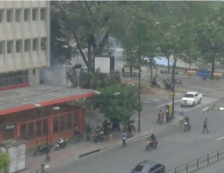 Cierran alrededores de la Plaza Francia en Altamira por bombas lacrimógenas (Fotos)