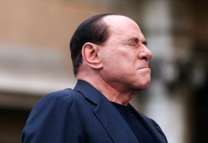 Berlusconi mantuvo económicamente a mujeres de sus fiestas, según medios