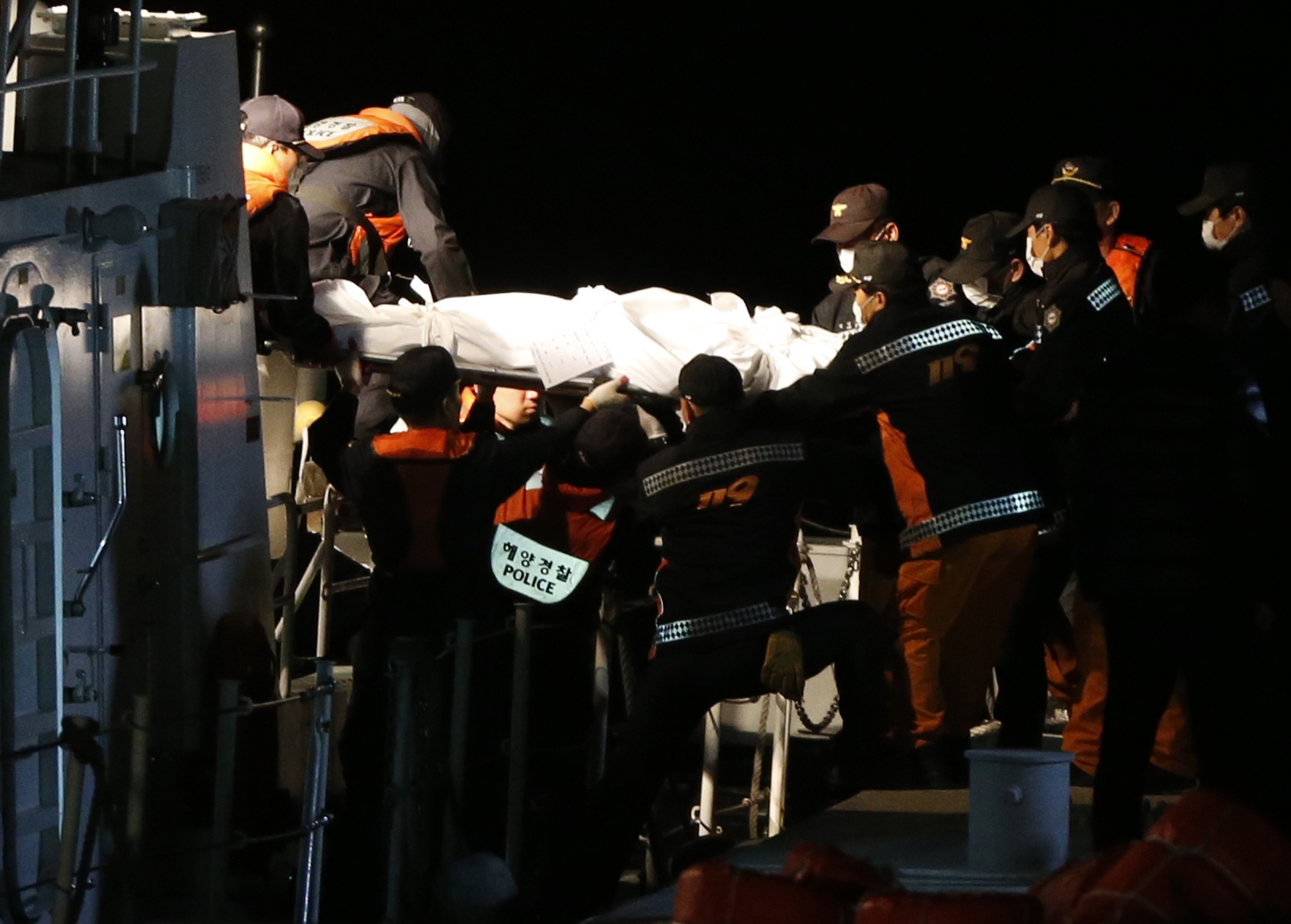 Submarinistas rescatan primeros cuerpos de ferry surcoreano