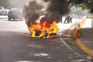 Siguen enfrentamientos en El Trigal: Quemados tres vehículos (Fotos)