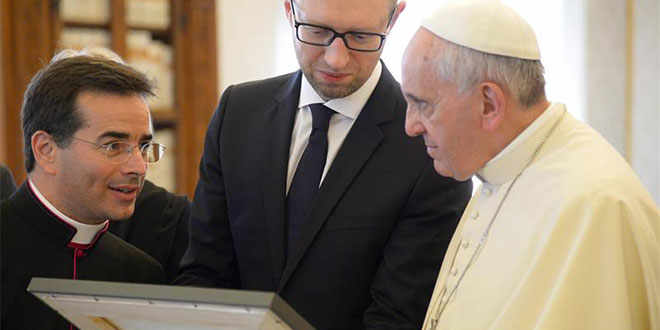 Papa Francisco entregó al presidente de Ucrania una pluma “para firmar la paz”