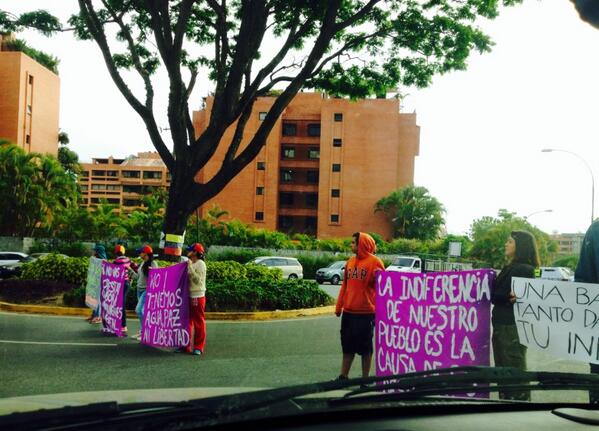 Cerrado el paso en Los Samanes por protesta (Fotos)