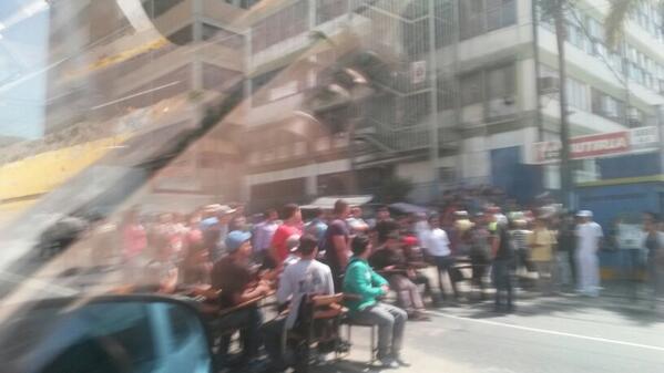 Estudiantes bloquean vía a El Junquito