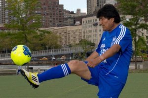 Evo Morales podría convertirse en el primer presidente en jugar fútbol profesional