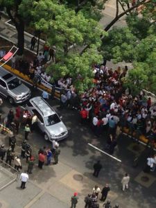 Así recibieron a Maduro en las afueras de la sede de Corpoelec (Foto)