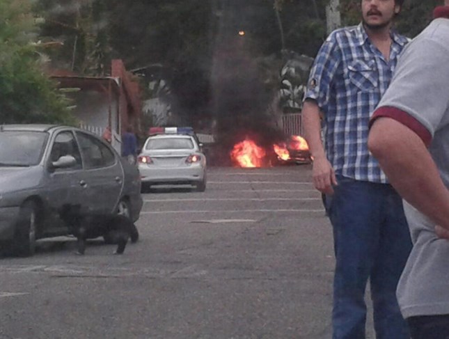 Bomberos controlan incendio de camioneta en Bello Monte (Fotos)