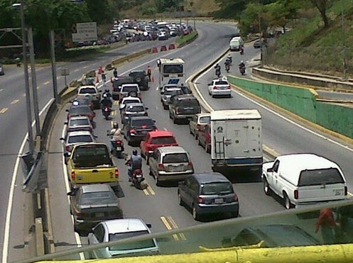 Trancada autopista Prados del Este a la altura de Los Campitos (Foto)