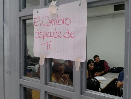 Unos en clases y otros estudiantes dejando mensajes en las paredes (Foto)