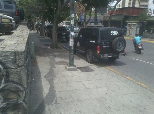 Tres vehículos del Sebin se encuentran en El Rosal (Foto)