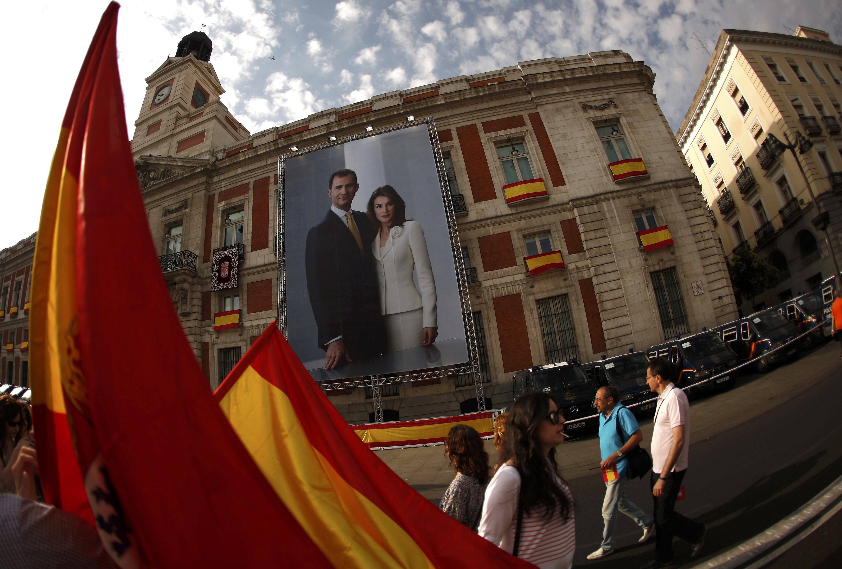 Miles de ciudadanos saludaron a los Reyes de España en su camino al Congreso