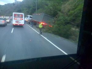Fuerte retraso en la Caracas-La Guaira por gandola encunetada (Foto)