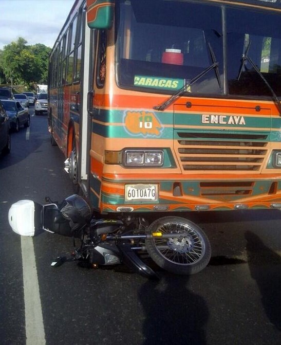 Reportan que autobús arrolló a un motorizado en la Valle-Coche #9J (Foto)