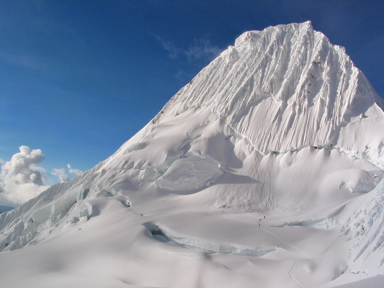 Buscan a dos italianos desaparecidos en nevado Alpamayo en Perú