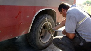 Transportistas trabajan “a media máquina” por falta de cauchos