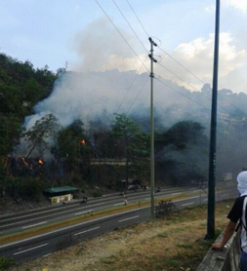 Cerrada la autopista GMA tras represión de la PNB contra estudiantes de la Unimet (Fotos)