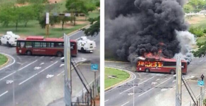 Autobús cerca de tanquetas, normal… autobús después de las tanquetas, quemado: ¿quién fue?