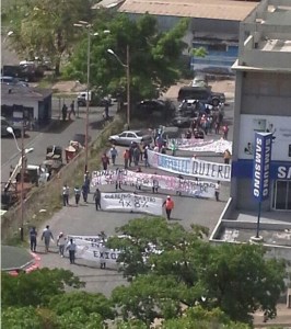 Trabajadores de Corpoelec continúan en protesta por aumento de salario