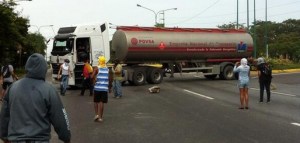 Toman camión de Pdvsa y lo usan de barricada en Barquisimeto #25Jun (Fotos)