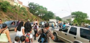 Trancada carretera de Cúa por falta de agua #17J (Fotos)