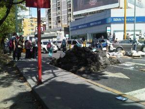 Trancan la avenida principal de Bello Monte con barricada (Fotos)