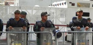 Detienen a Policía de San Cristóbal en el Palacio de Justicia por defender a Patricia Ceballos