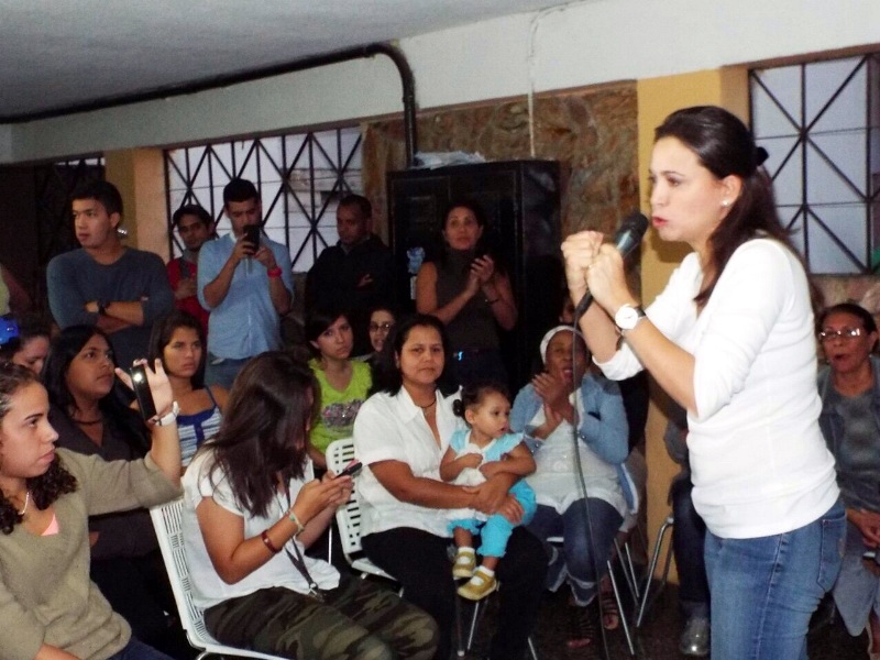 Machado: Ante agresiones de violentos del régimen, Caricuao responde con valentía y dignidad