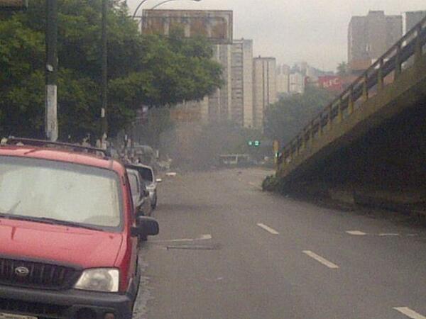 Dos camionetas siembran encapuchados y causan caos en Los Ruices