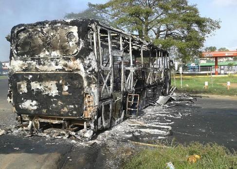 Así quedó el autobús quemado por los trabajadores de Sidor (Fotos)